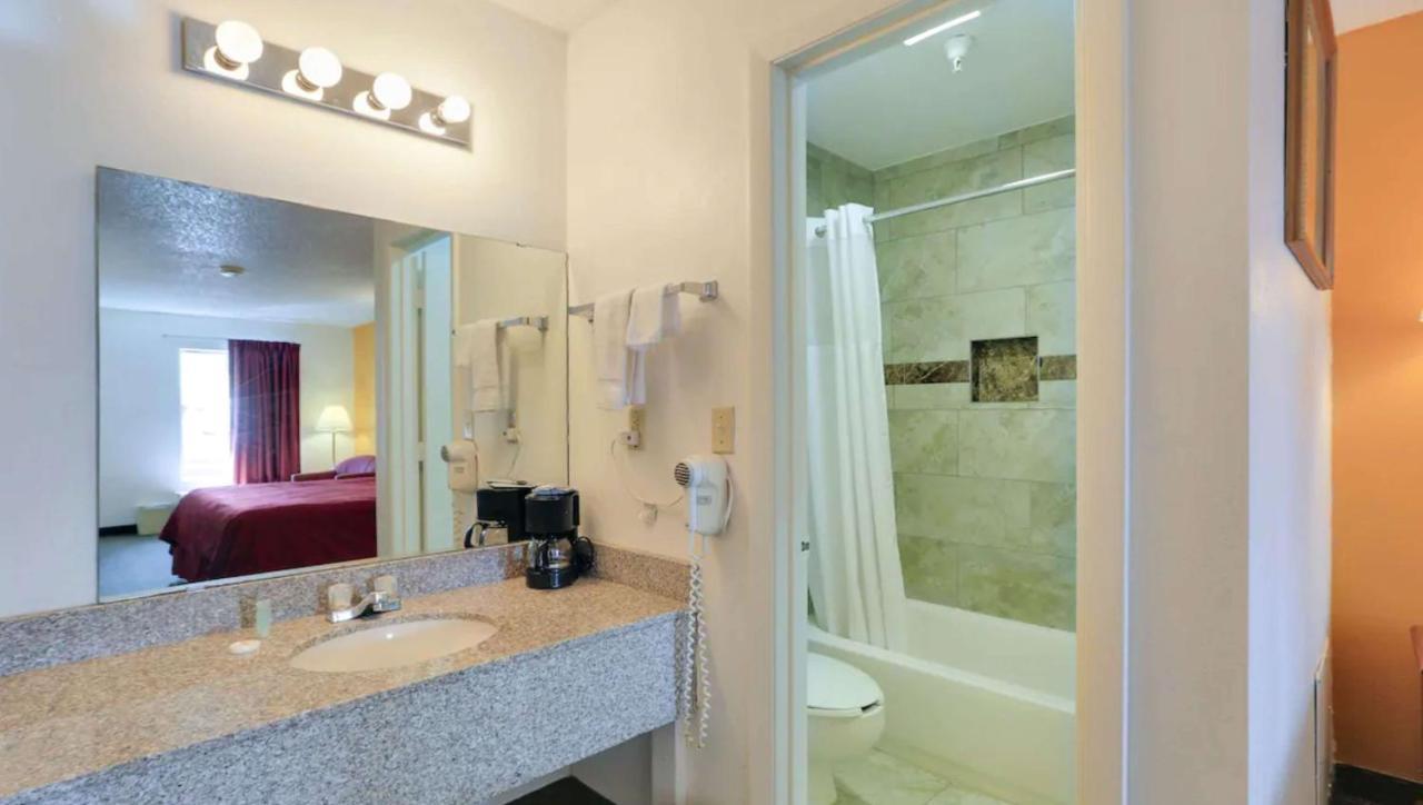 Magnuson Hotel Μπράντεντον Εξωτερικό φωτογραφία