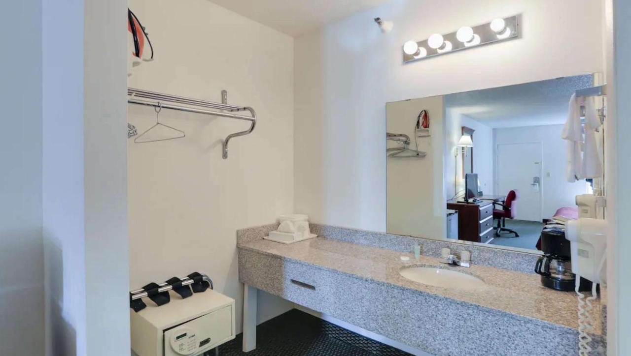 Magnuson Hotel Μπράντεντον Εξωτερικό φωτογραφία