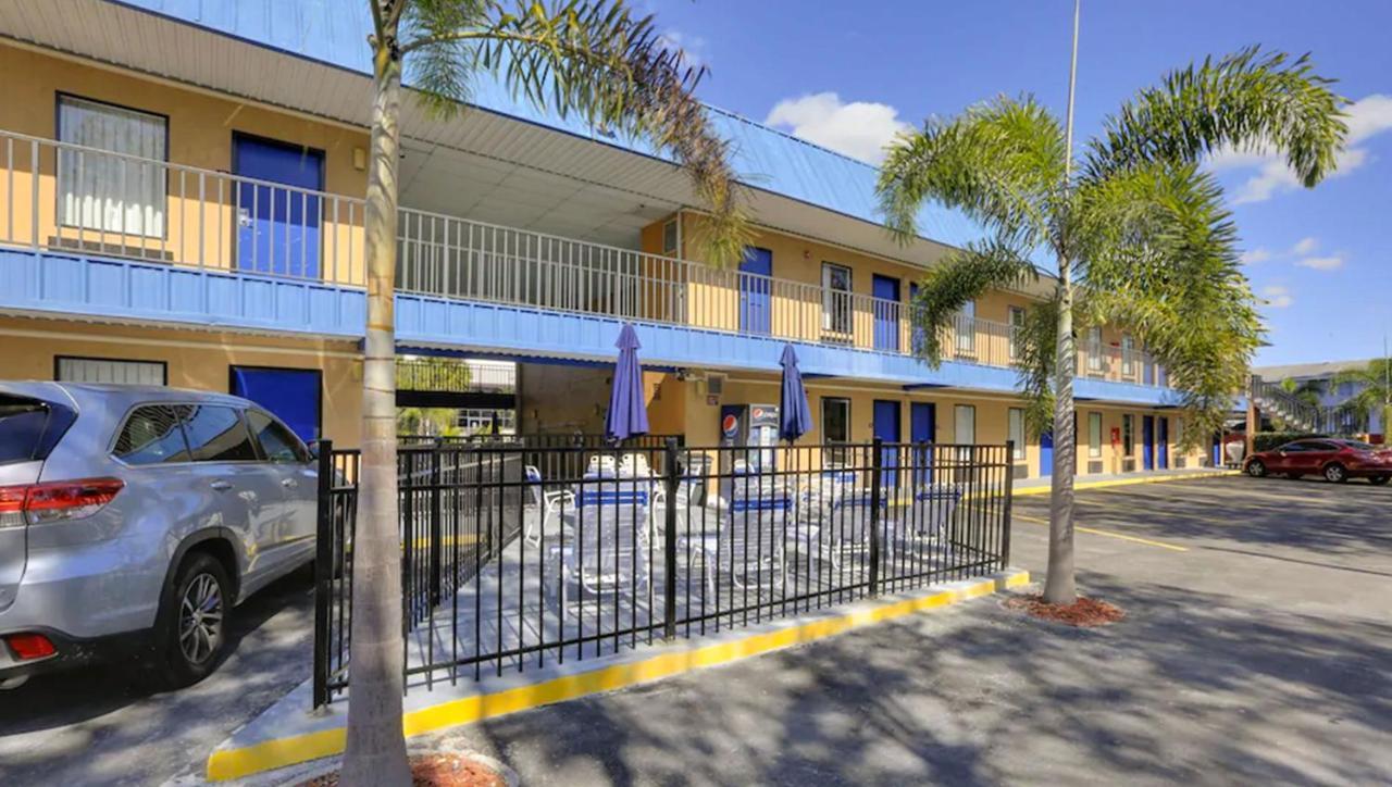 Magnuson Hotel Μπράντεντον Εξωτερικό φωτογραφία
